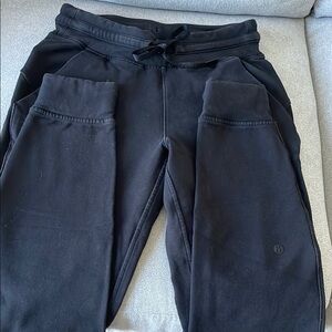 Lululemon Black Jogger Pants.. thicker weight
Excellent condition